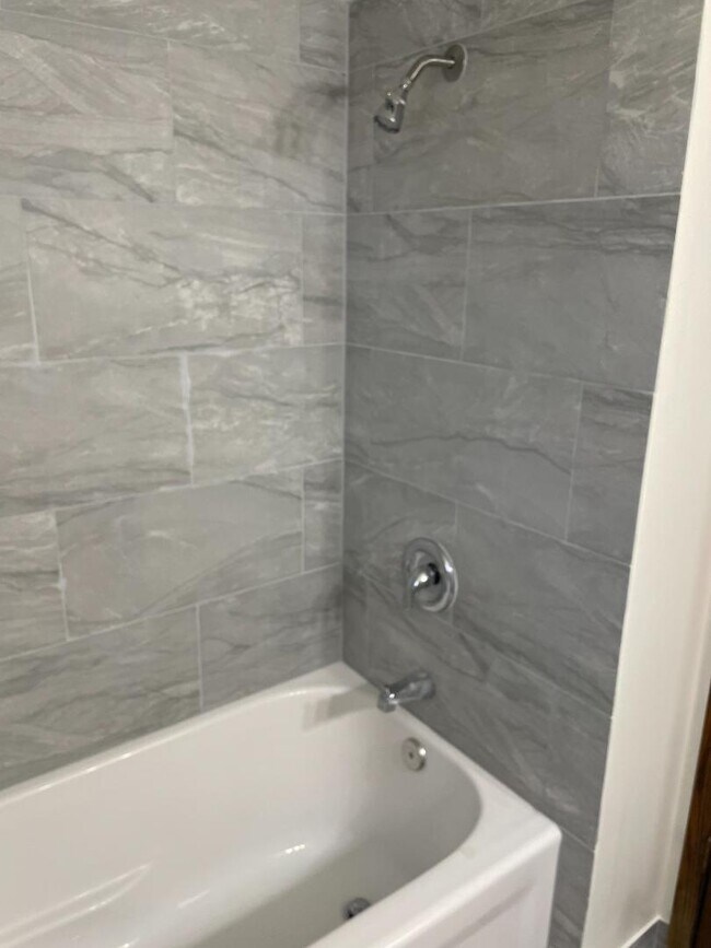 Building Photo - 9221-9223 W Morgan Ave - 9223