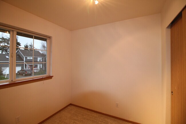Building Photo - 3 Bed 2.5 Bath - Shannon Forest - Hillcrest - Pet Friendly - NAS Whidbey