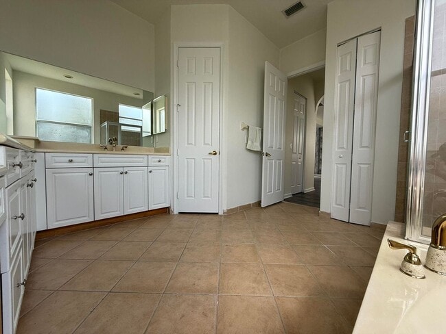 Building Photo - 2793 Shaughnessy Dr