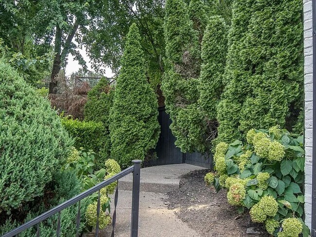 Building Photo - Beautiful 6BR Executive Brentwood Home with Pool