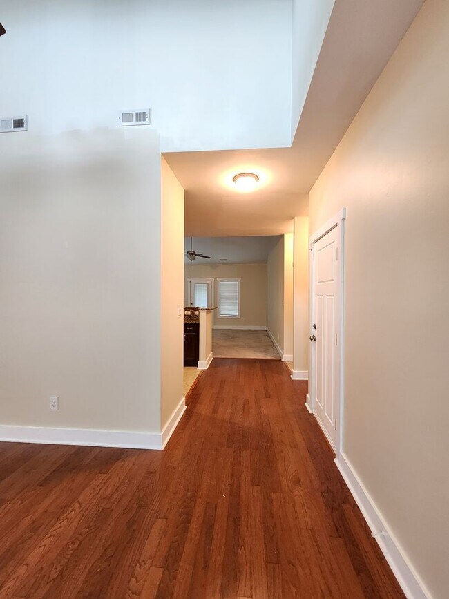 Building Photo - 3 Bedroom home with an upstair bonus room ...