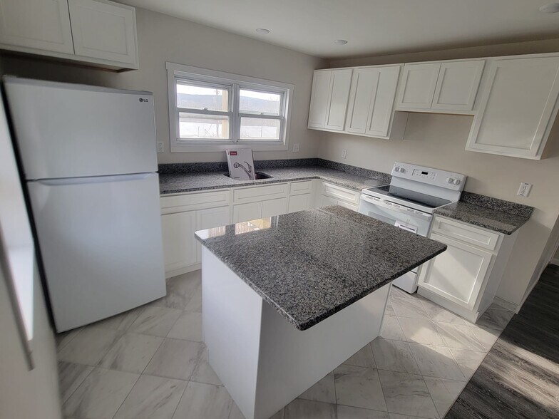 Granite counters with eat-in island - 720 N Main Ave