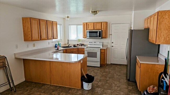 Spacious kitchen - 241 Sunstone Cir