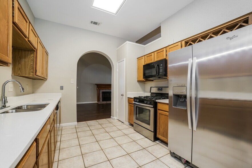 Building Photo - 17219 Harmony Hill Dr