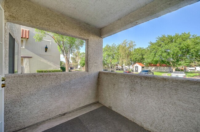 Building Photo - Move-In Ready Condo Near Summerlin!