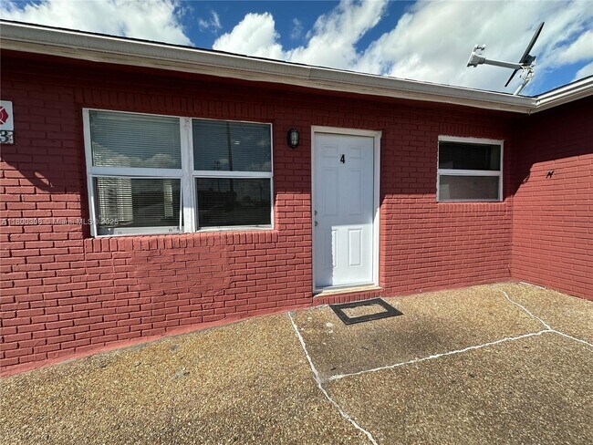 Building Photo - 623 NW 9th Ave