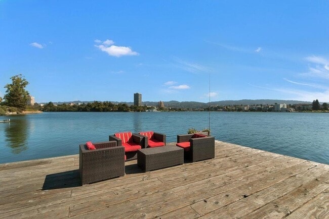 Building Photo - Updated Condo Steps from Lake Merritt with Parking and Utilities Included