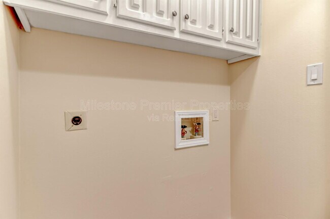 Building Photo - 914 W Washington St