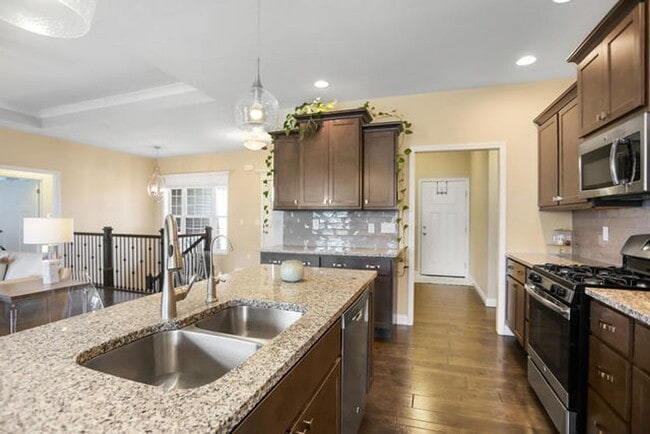 Building Photo - 4 Bedroom Ranch in SW Champaign - Availabl...