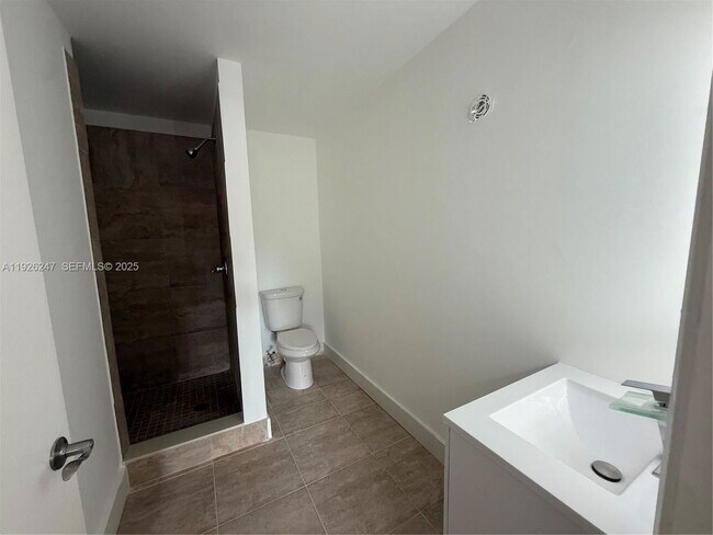 Building Photo - Woodgate Court, Sunrise, FL 33326 - 3 BR 2 BA villa