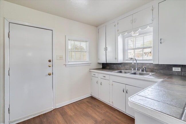 Building Photo - 1119 N LBJ Dr