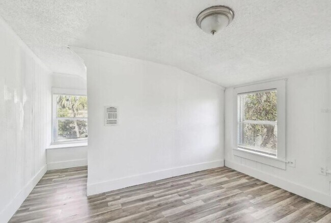 Building Photo - Housing Voucher Accepted: Charming 4-Bedroom Home in Saint Petersburg