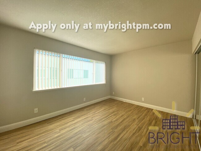 Building Photo - Recently Renovated 2 Bedroom 1 Bath, Two-Level Apartment-Great Midtown location!