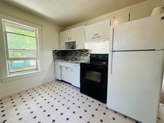 Building Photo - 722 E Grape St