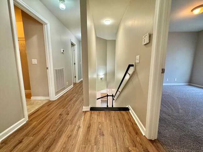 Building Photo - 3 Bed, 2 Offices, 2.5 Bath w/ 2 Car Garage in McKays Mill