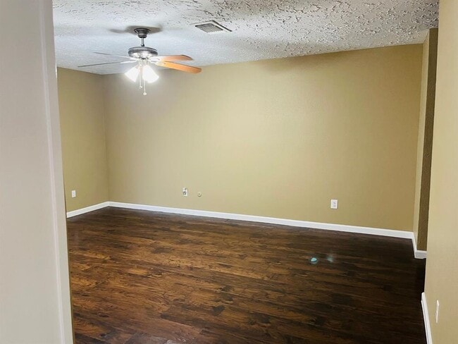 Building Photo - 16203 Ridgegreen Dr