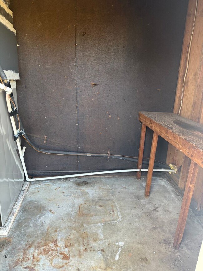 Building Photo - Adorable Duplex with New Flooring! - Lawncare Included!