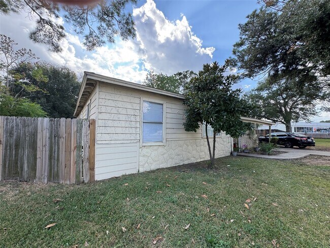 Building Photo - 4511 S Main St