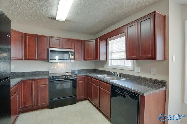 Building Photo - 530 Wade Rd