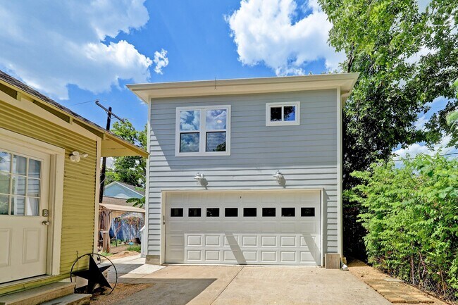 Building Photo - 113 E 25th St