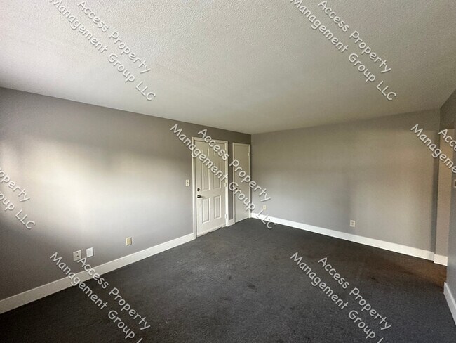 Building Photo - SE Side Updated One Bedroom Unit