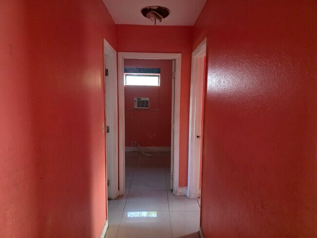 Building Photo - 1543 NW 10th Pl