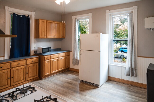 Building Photo - 556 Rose Ave E