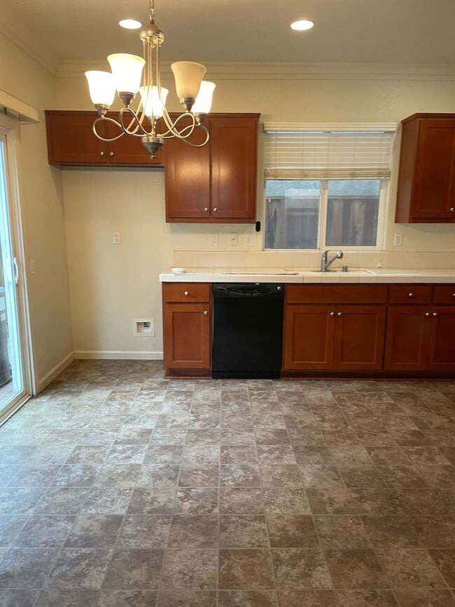 Building Photo - Beautiful 3 Bedroom Home in South Manteca – Prime Location!