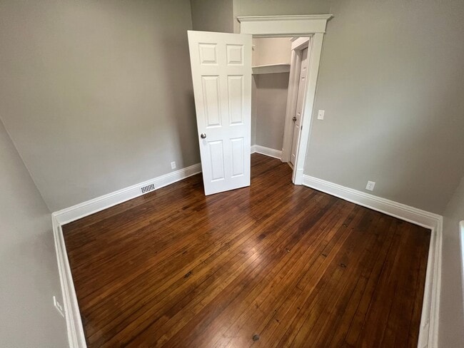 Building Photo - Fully Remodeled 2 Bedroom House!