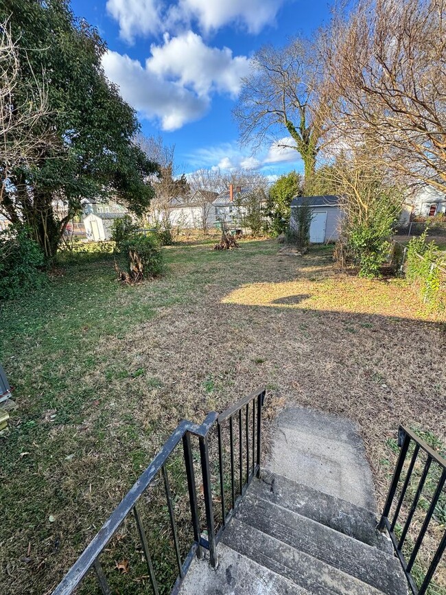 Building Photo - 3 Bed 1 Bathroom House with yard in Church...