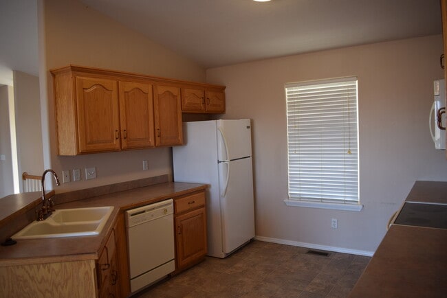 Building Photo - 4 bed / 3 bed Home with Gorgeous View!!!