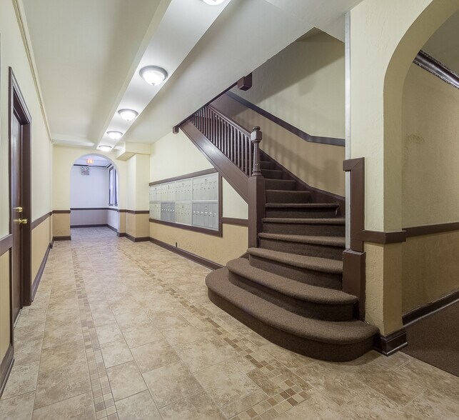 Building Photo - 1044 W George St
