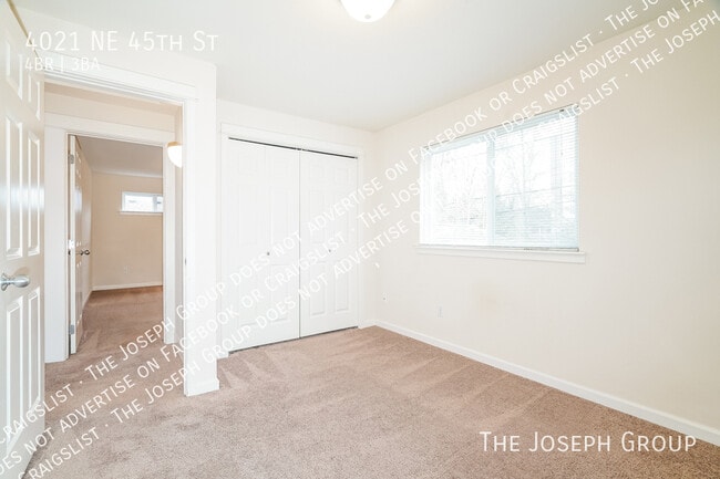 Building Photo - 4021 NE 45th St