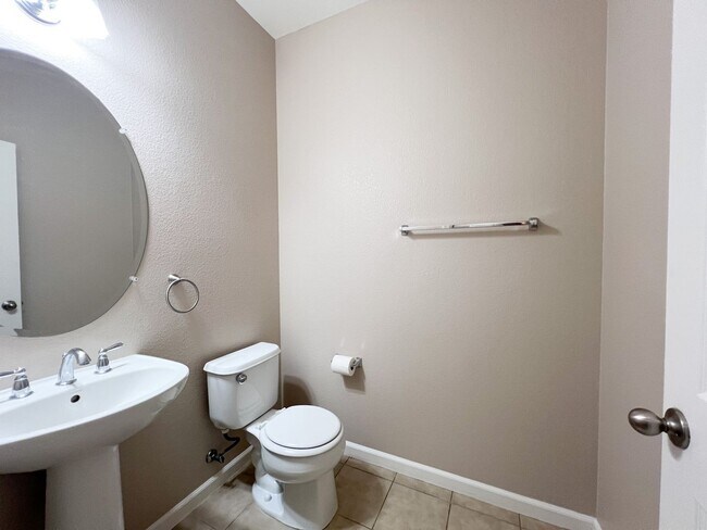 Building Photo - 3 Bd, 2.5 Ba Condo in Elk Grove
