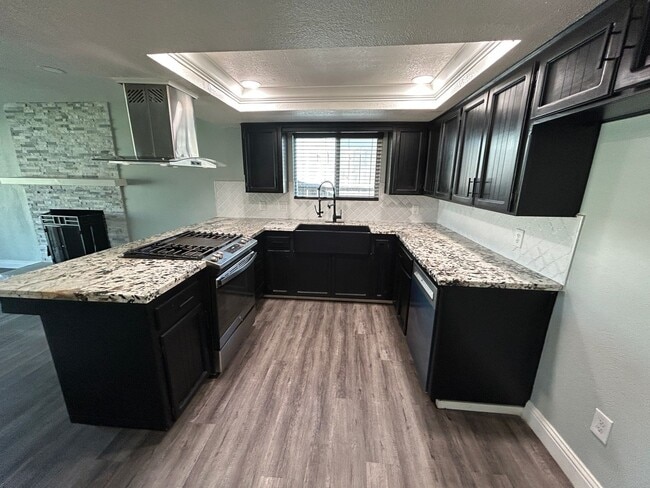 Building Photo - Don't miss out in North Hanford! 3 bedroom 2 bath with solar!