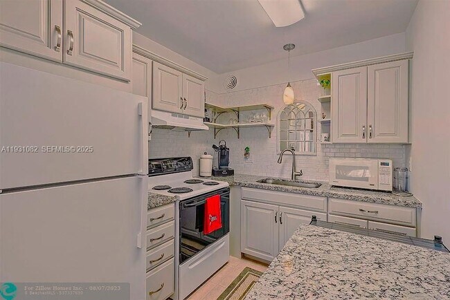 Building Photo - 2400 Lake Osborne Dr