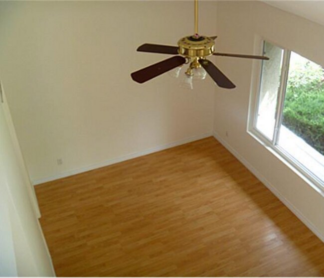 Building Photo - Welcome home to this 2 story end unit 3 bedroom 2 bath located in the heart of Irvine