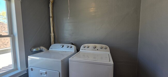 Building Photo - Upper Level One Bedroom Condo in Cadillac