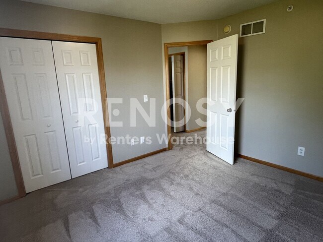 Building Photo - Available Now 3 Bedroom 1 Bath 1 Powder Room Townhome in Eden Prairie