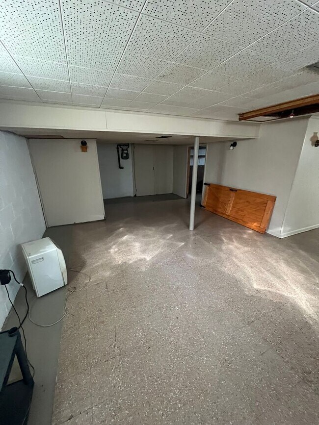 Building Photo - Struthers , 3 bedroom home with full basement and garage.