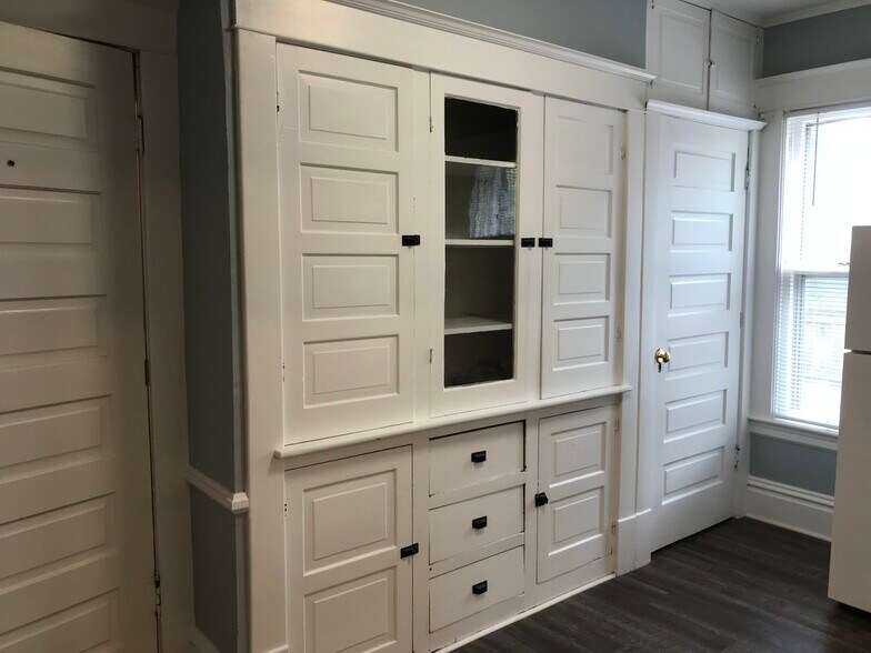 Building Photo - 128 Luton Ave SE