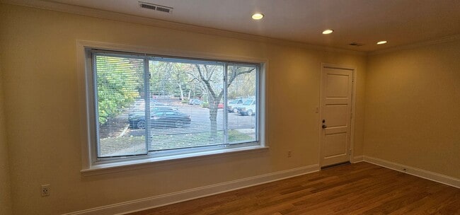 Building Photo - Spacious 1-Bedroom Townhouse in Scenic Area