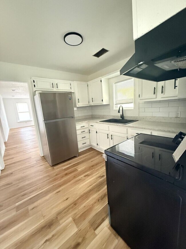 Building Photo - Cozy Single- Family home NLR