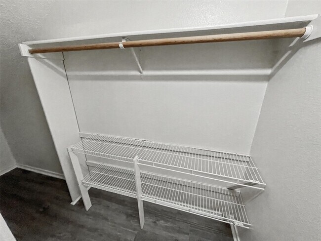 Building Photo - 611 Mariposa Dr