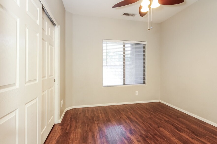 Building Photo - 505 W Del Rio Ln