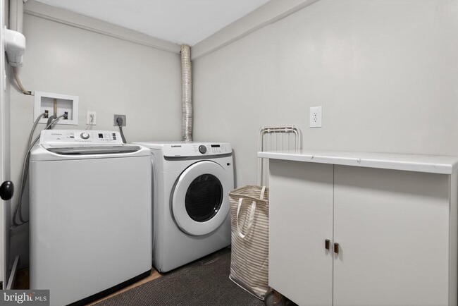 Building Photo - 32 Farragut Pl NW