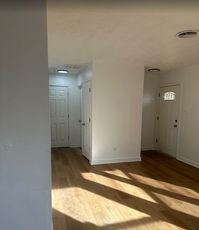 Building Photo - 637 Cosler Dr