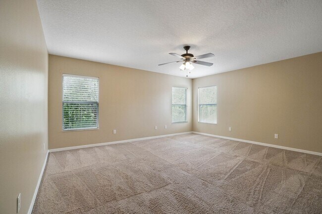 Building Photo - Spacious 4/3 House With 3-Car Garage In Th...