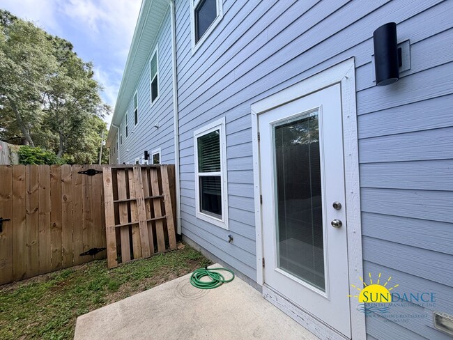 Building Photo - Gorgeous 2 Story 4 Bedrooms Townhome in Fort Walton Beach!