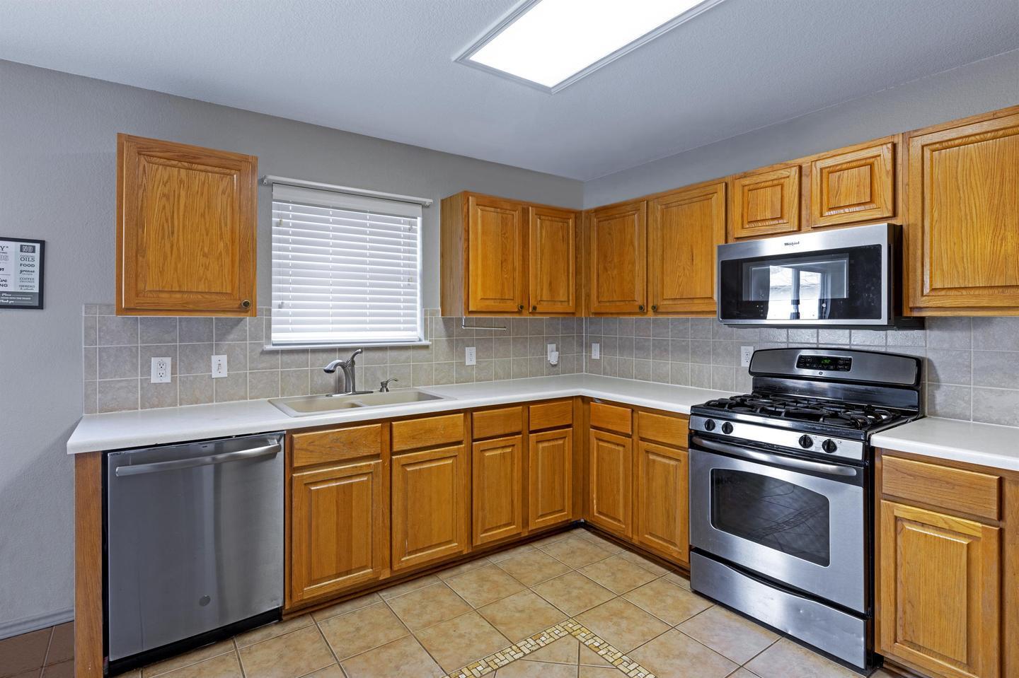 Building Photo - Spacious Home with Modern Upgrades in a Pe...